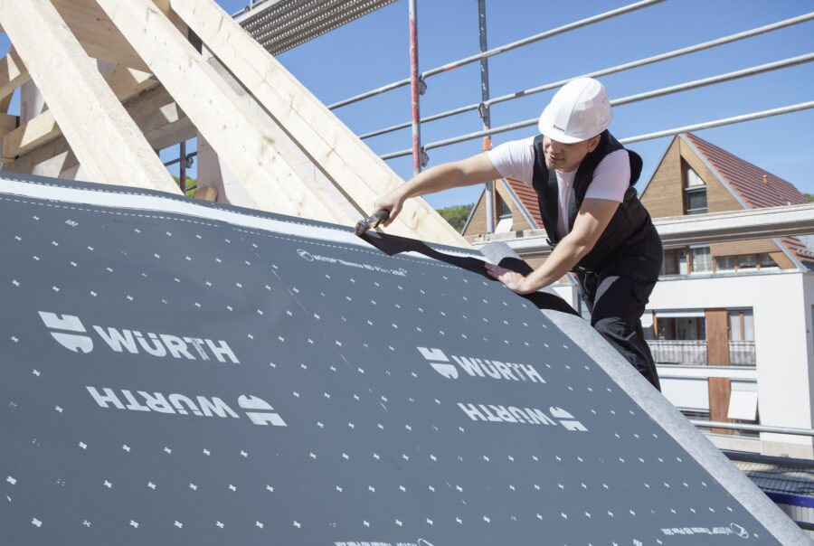 operai al lavoro a fianco di un pannello fotovoltaico.