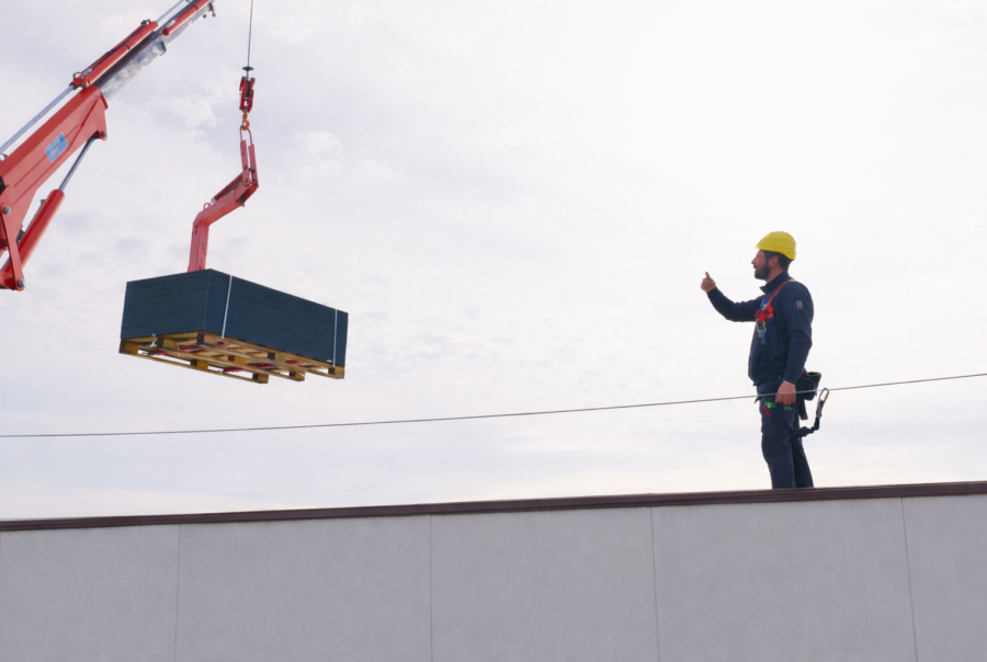 operaio che supervisiona i lavori in corso.